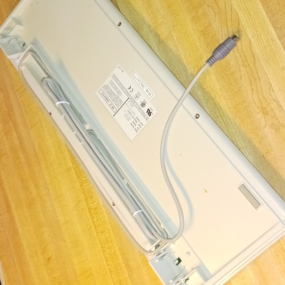 Wyse Technology 901861-26 Model KB-3923 PS/2 Corded Terminal Keyboard - Picture 4 of 7